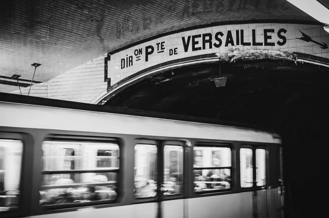 Een metro die de tunnel in rijdt in op een metrostation in Parijs.