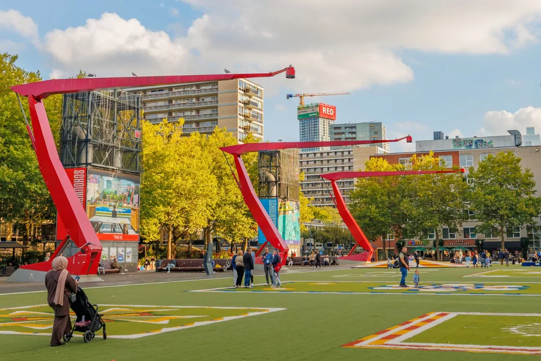 Drie van de vier grote rode lichtmasten op het Schouwburgplein in Rotterdam