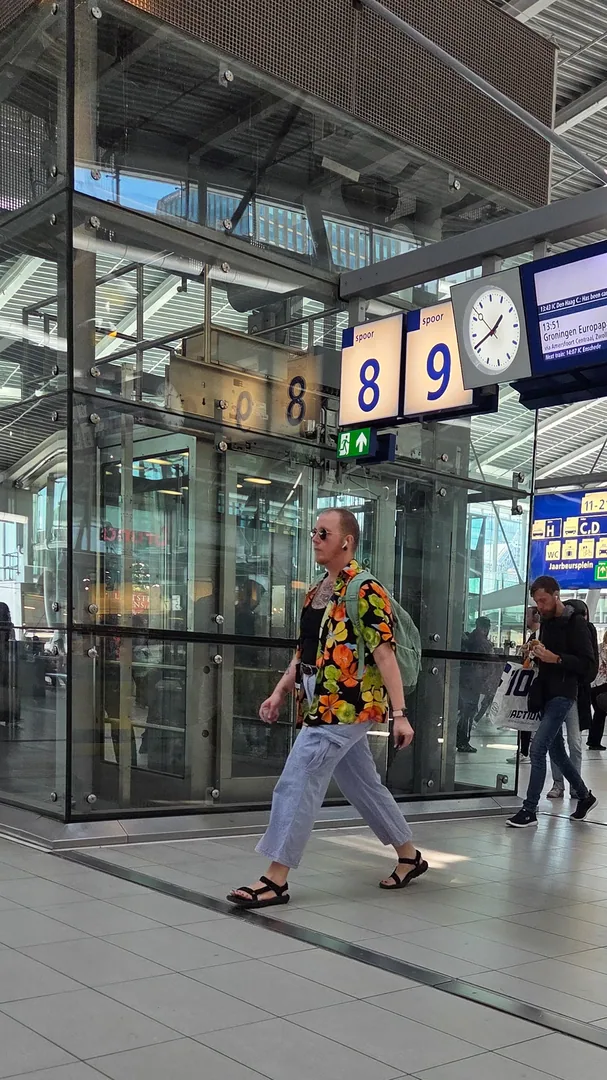 Kleurrijk geklede man op Utrecht Centraal