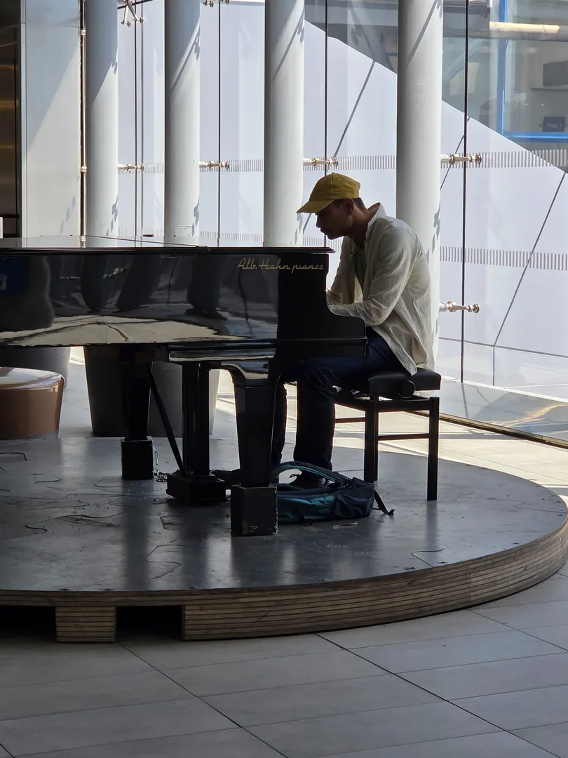Man speelt piano op Utrecht Centraal