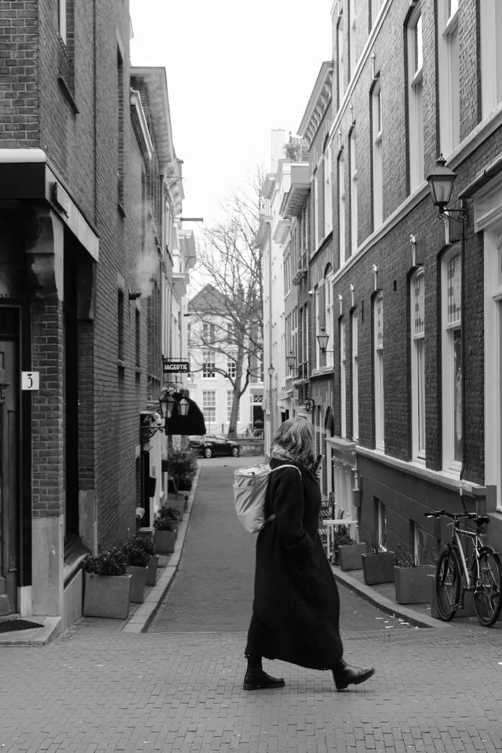 Eén van de oudste steegjes in Den Haag met een toevallige voorbijganger.