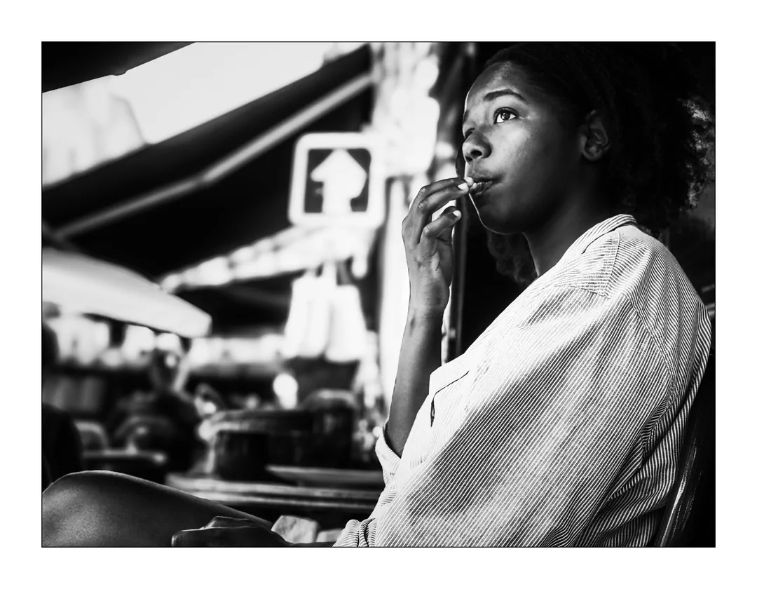 Toeriste op een caféterras in Arles tijdens Les Rencontres de la Photographie