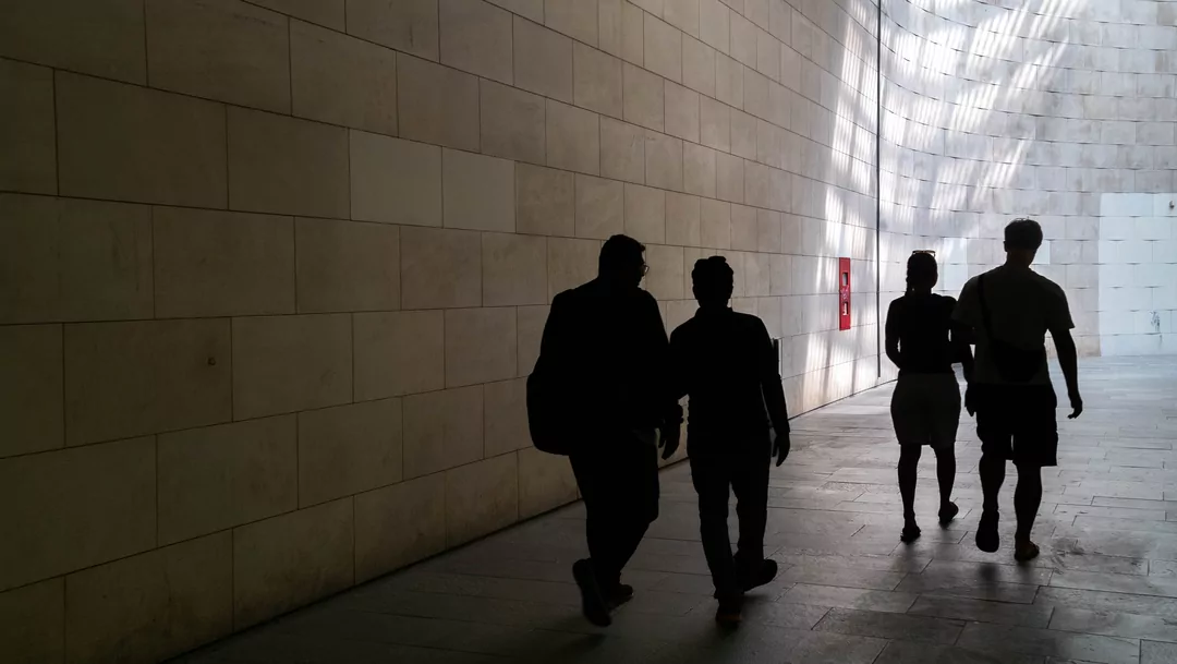 4 mensen op weg naar de uitgang van de metro