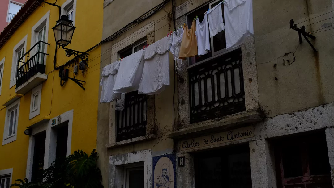 De was uitgehangen in een straat in Lissabon
