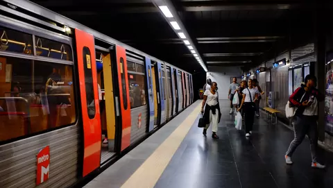 Een mooi gekleurde metro in Lissabon