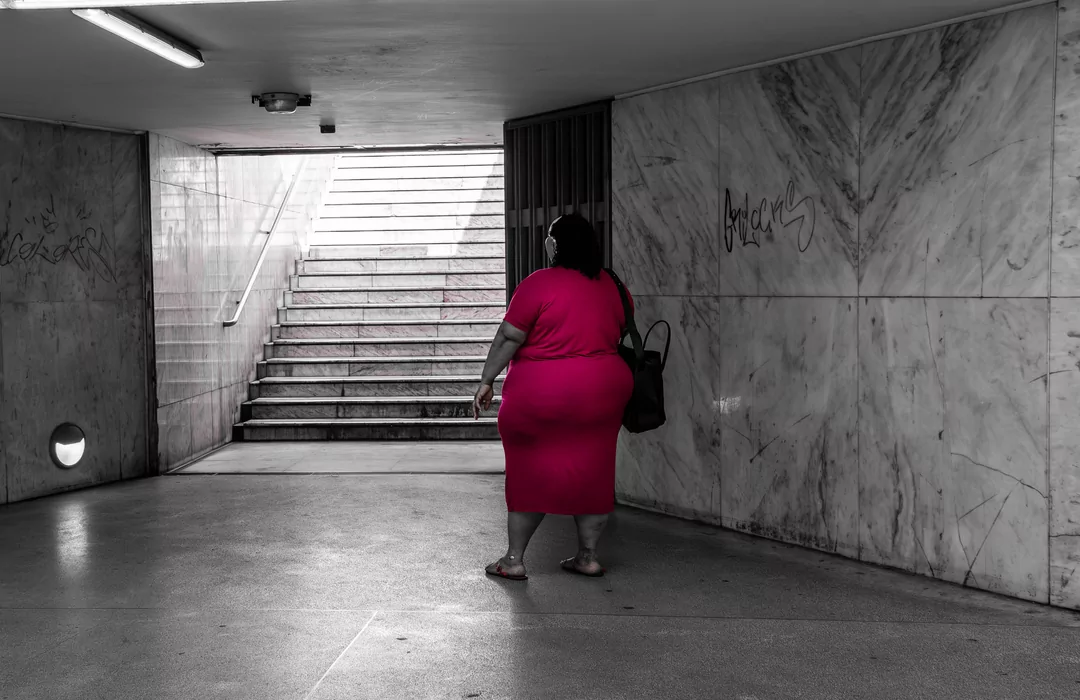 Een vrouw begeeft zich naar de uitgang van de metro.