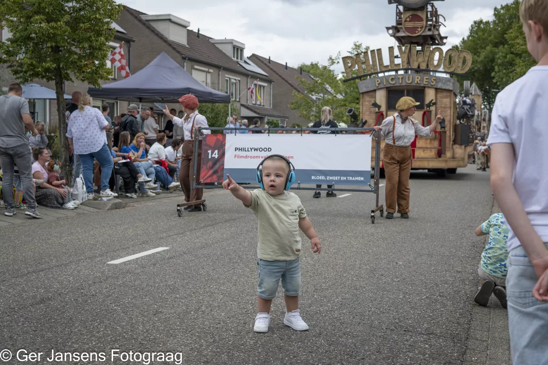 Jongetje wijst richting aan van de optocht. Brabansedag Heeze
